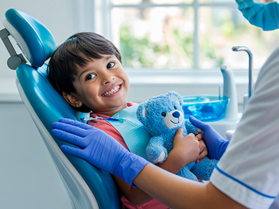 un niño con bruxismo sentado en la silla de su dentista en tarragona