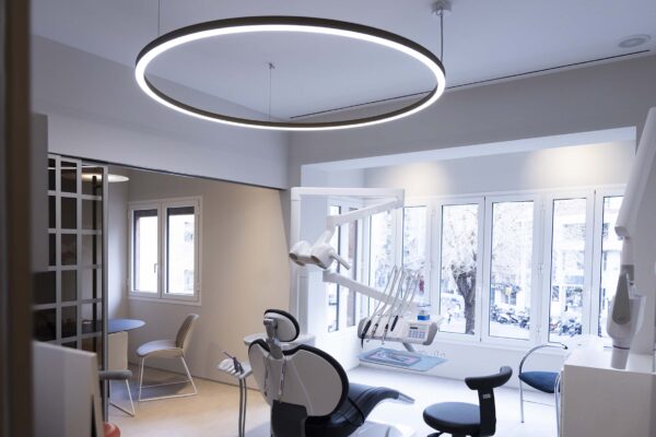 box de clinica dental Montse Timoneda | implantes dentales riesgos