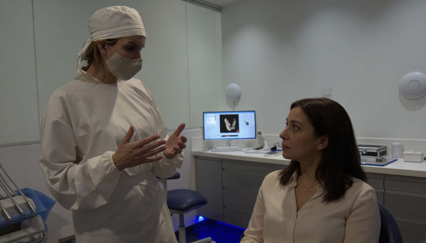 Educacion y recomendaciones para implantes dentales en la clinica dental Montse Timoneda | Tratamiento y prevencion de infecciones periodontales tras el implante