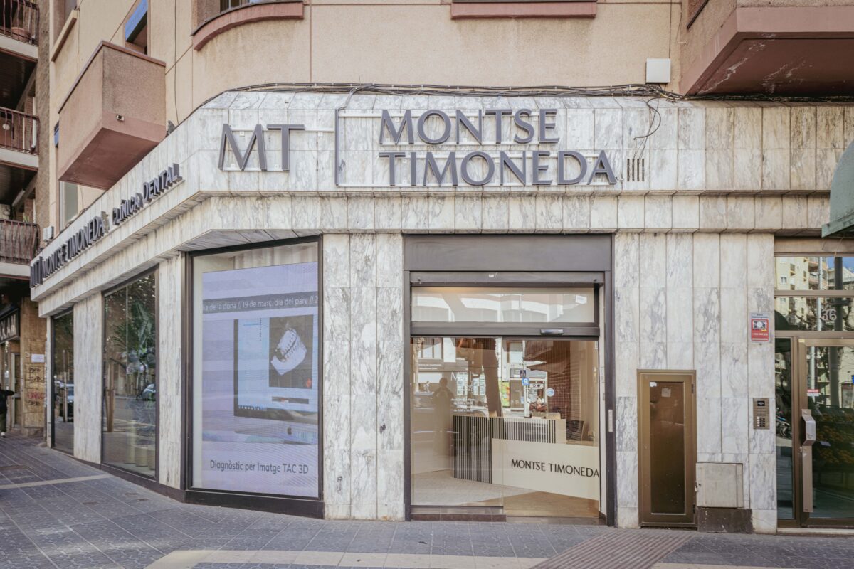 Papel de la clinica dental Montse Timoneda en el seguimiento y cuidado especializado | Tratamiento y prevencion de infecciones periodontales tras el implante