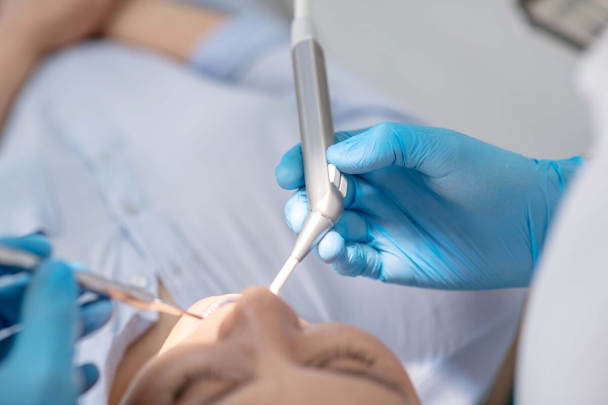 importancia del curetaje dental en la salud bucodental