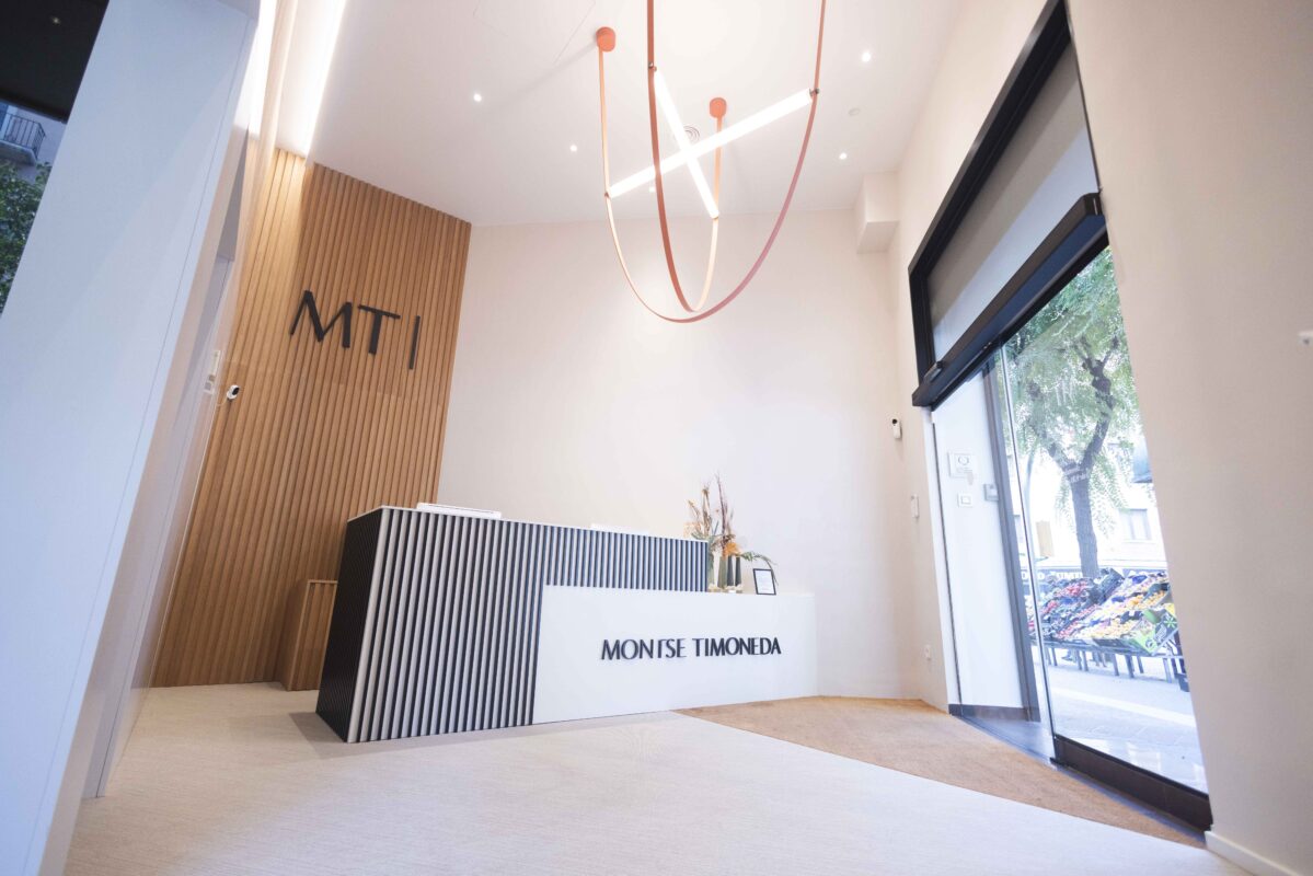 Importancia de la visita temprana a la clinica dental Montse Timoneda | encia retraida solucion