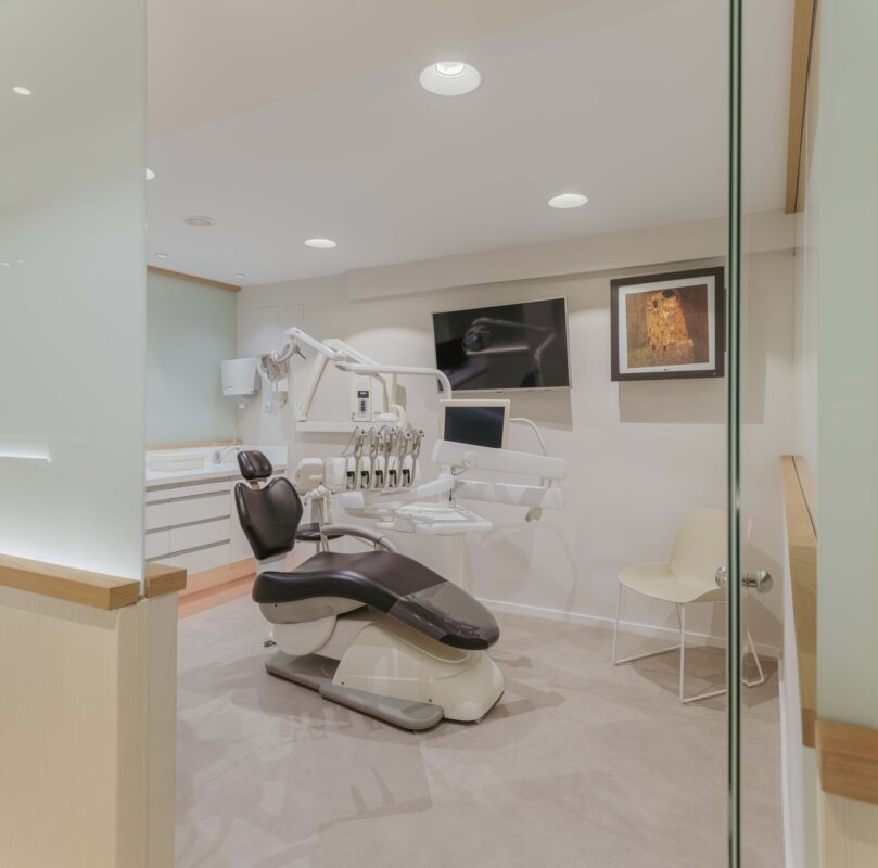 importancia de las revisiones periodicas en la clinica dental Montse Timoneda | encia retraida solucion