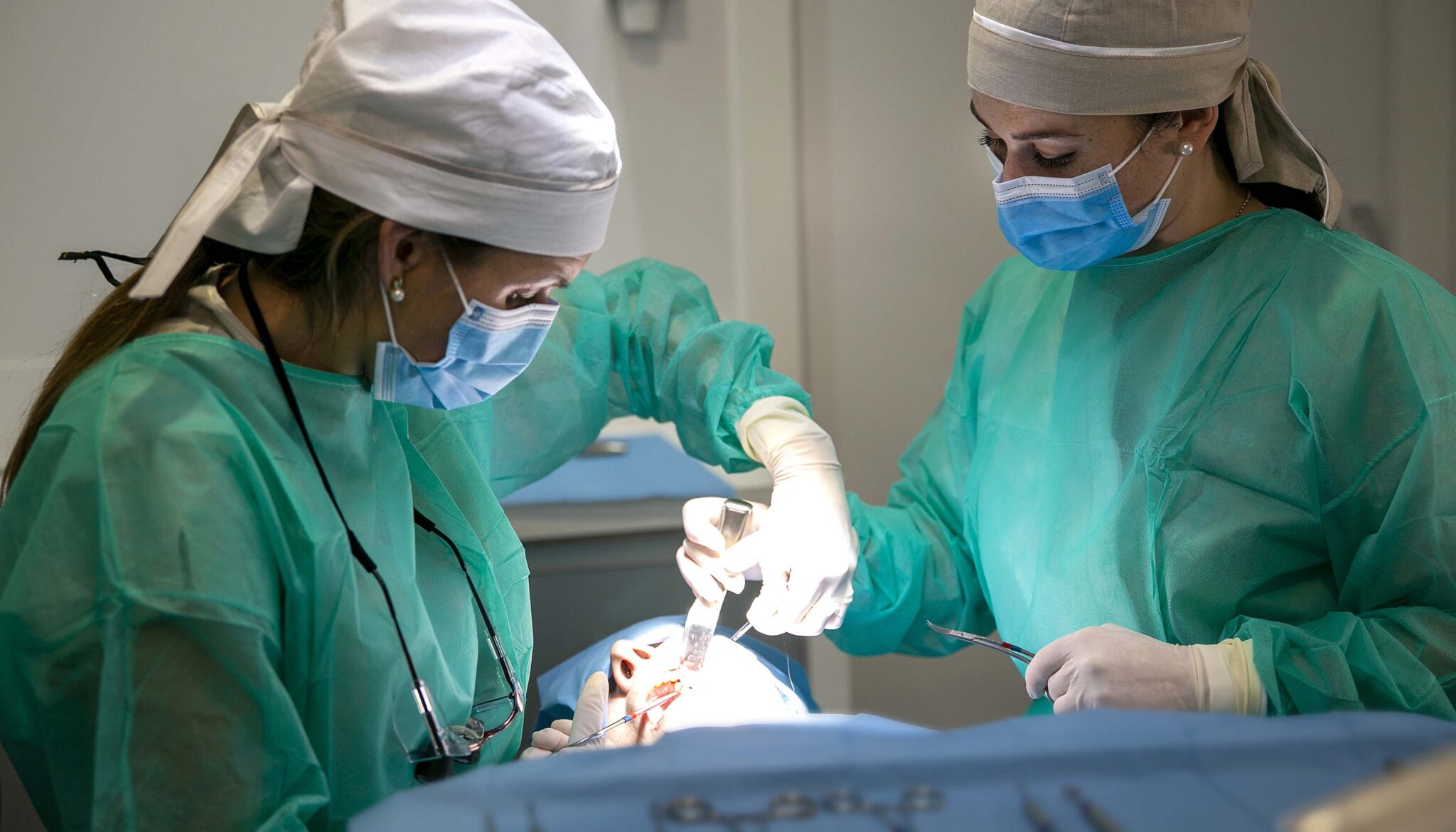 Proceso de colocacion de implantes dentales | Implantes dentales en Tarragona recupera tus dientes fijos con un tratamiento personalizado
