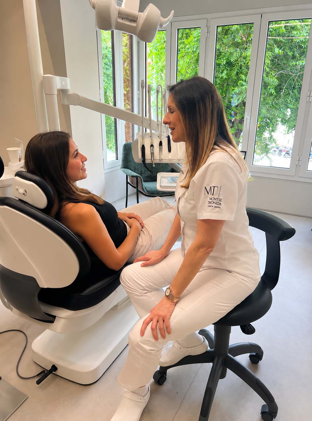 Dra. Montse Timoneda_ experiencia, vocación y más de 15.000 sonrisas tratadas en Tarragona | Invisalign en Tarragona transforma tu sonrisa con una ortodoncia discreta y personalizada