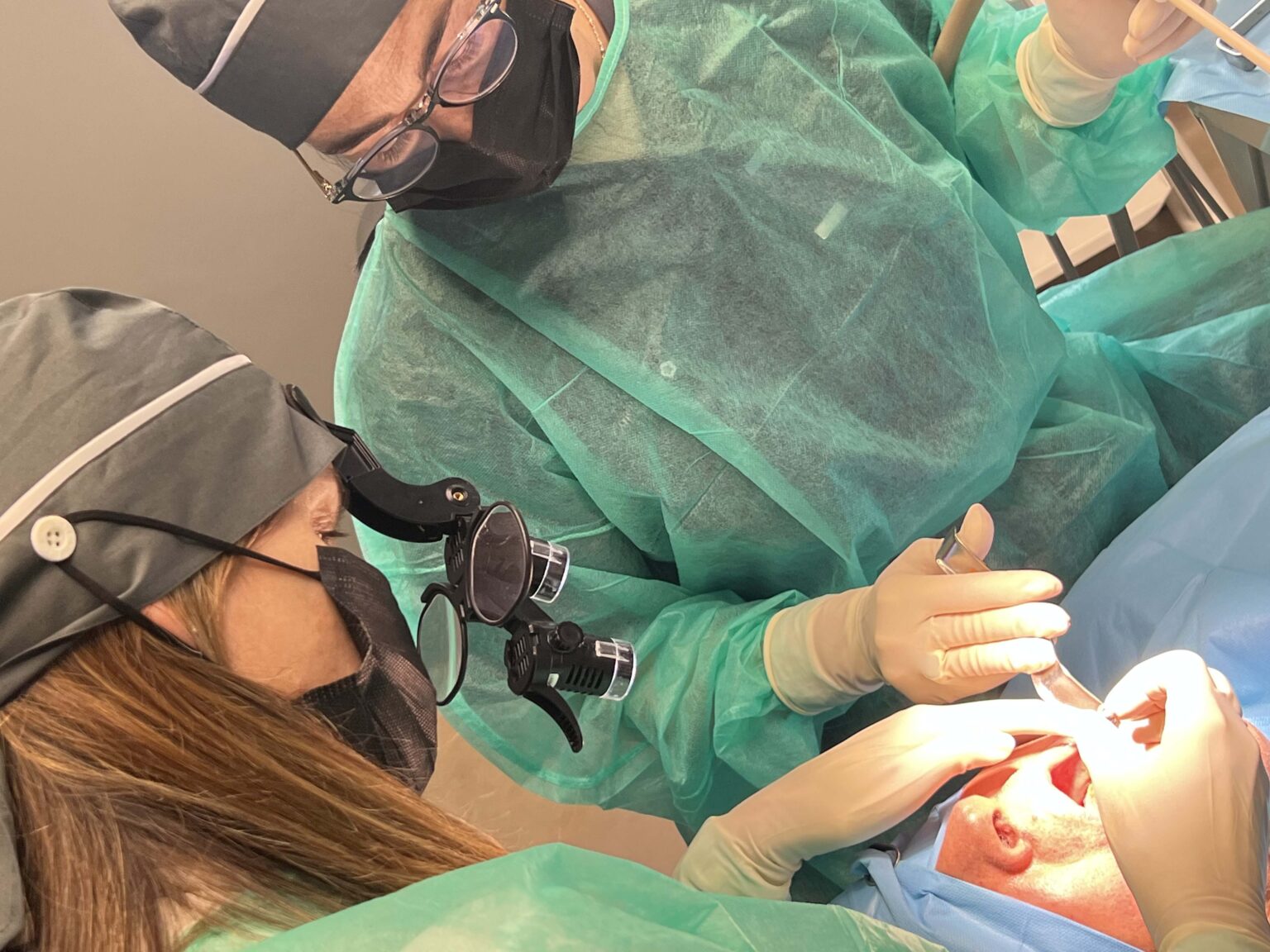 fijacion dental en un dia en clinica dental de tarragona | Dientes fijos en 24 horas cuando es posible con implantes dentales