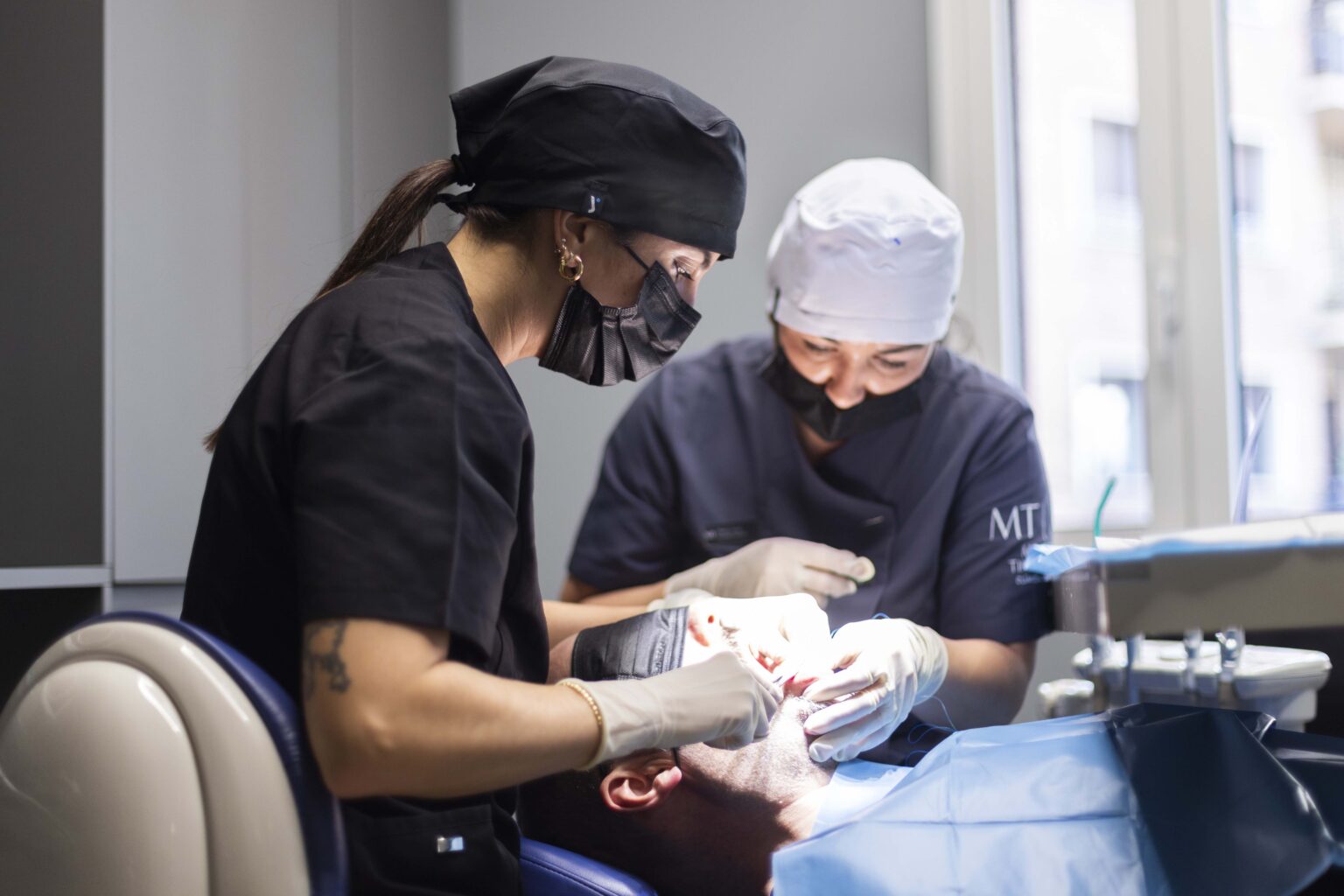 Control de periodoncia y caries en tarragona | Dientes fijos en 24 horas cuando es posible con implantes dentales