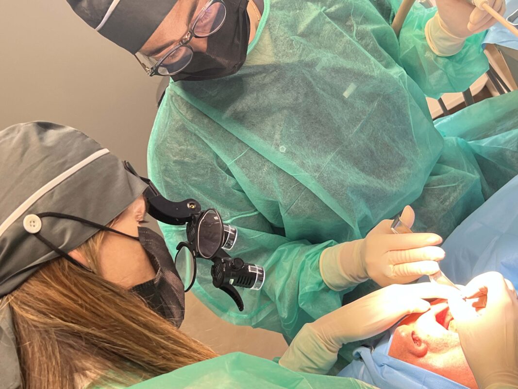 en funcion de las caracteristicas del paciente que va al dentista determinamos si es mejor poner un puente dental o implantes | Implante dental o puente dental diferencias ventajas y cual elegir en cada caso |