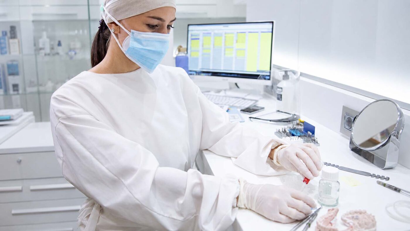 Simular la forma de varios dientes con menos cirugias | Implante dental o puente dental diferencias ventajas y cual elegir en cada caso