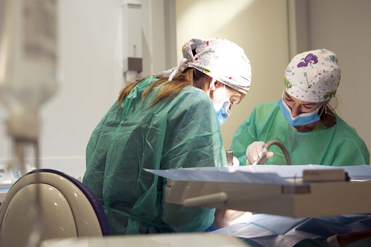 Contraindicaciones y salud sistemica | Implante dental o puente dental diferencias ventajas y cual elegir en cada caso