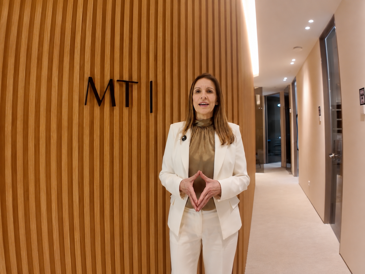 montse timoneda presentando las nuevas instalaciones de la clinica | clinica dental montse timoneda